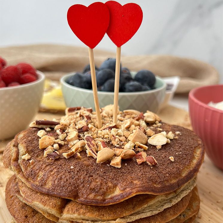 Tortitas de avena con frutos secos, fruta, mermelada, nata montada