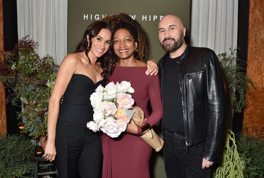 Plano medio de Meghan Markle con Serge Normant y Kadi Lee 