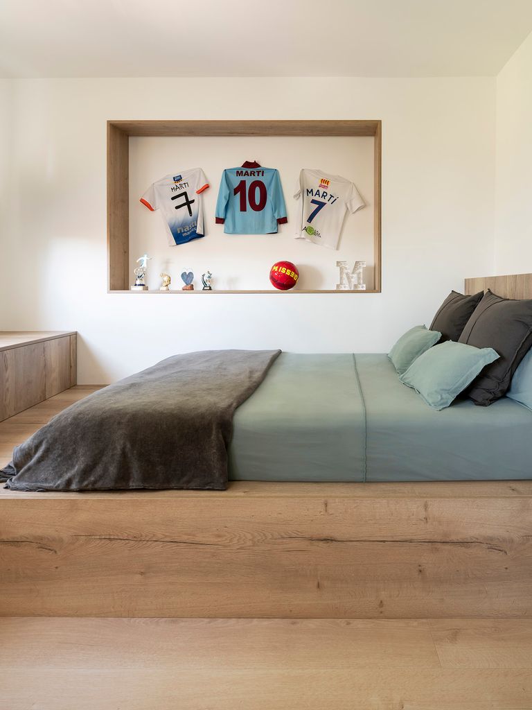 Camisetas del equipo de fútbol en un dormitorio infantil