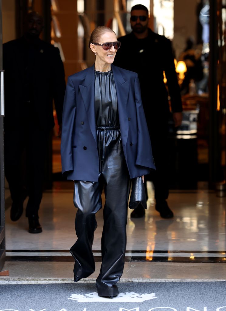 Céline sale de su hotel y confirma el auge de los pantalones de silueta larga.