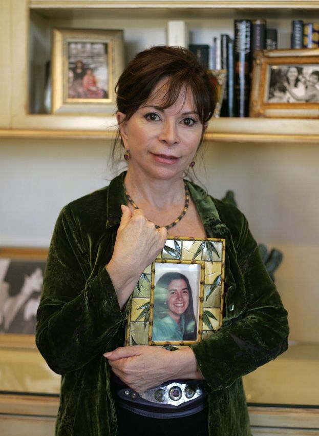 Imagen de archivo de Isabel Allende con una foto de su hija Paula, que murió a los 29 años