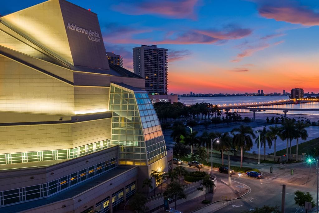 El Adrienne Arsht Center se encuentra en el corazón del downtown en Miami.