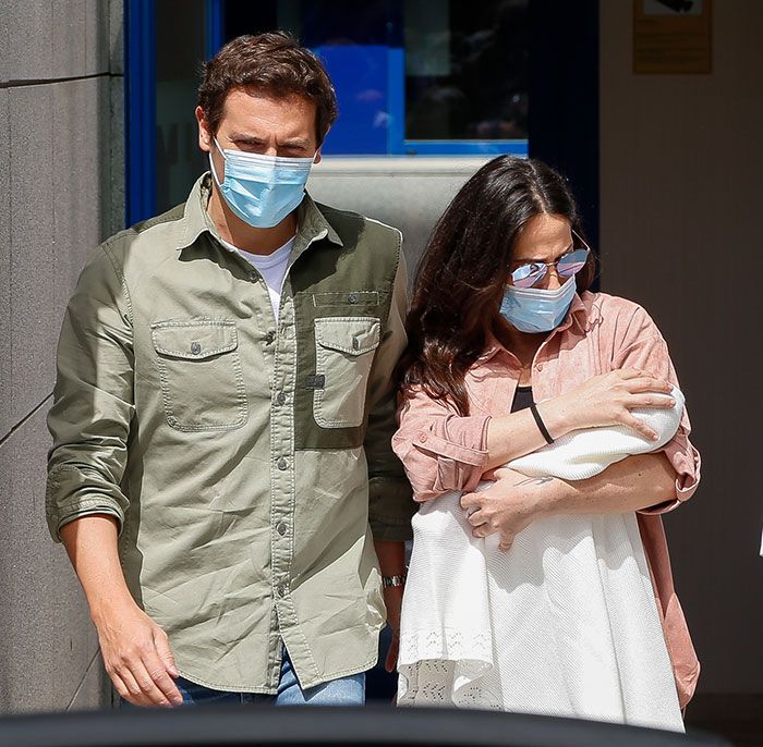 Malú y Albert Rivera con su hija recién nacida, en junio de 2020