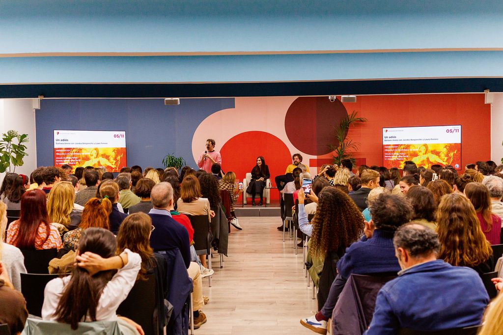 Bárbara Arena, llenando el Círculo de Bellas Artes en la presentación de su libro