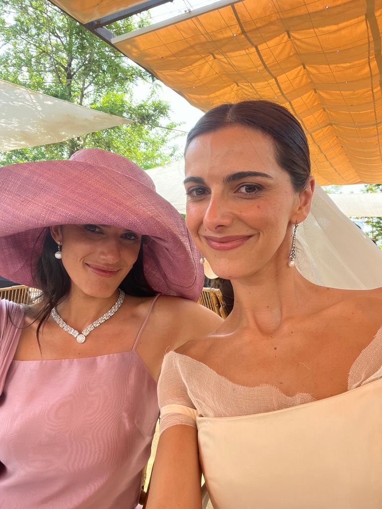 Invitada anónima vestida de Simorra y tocado