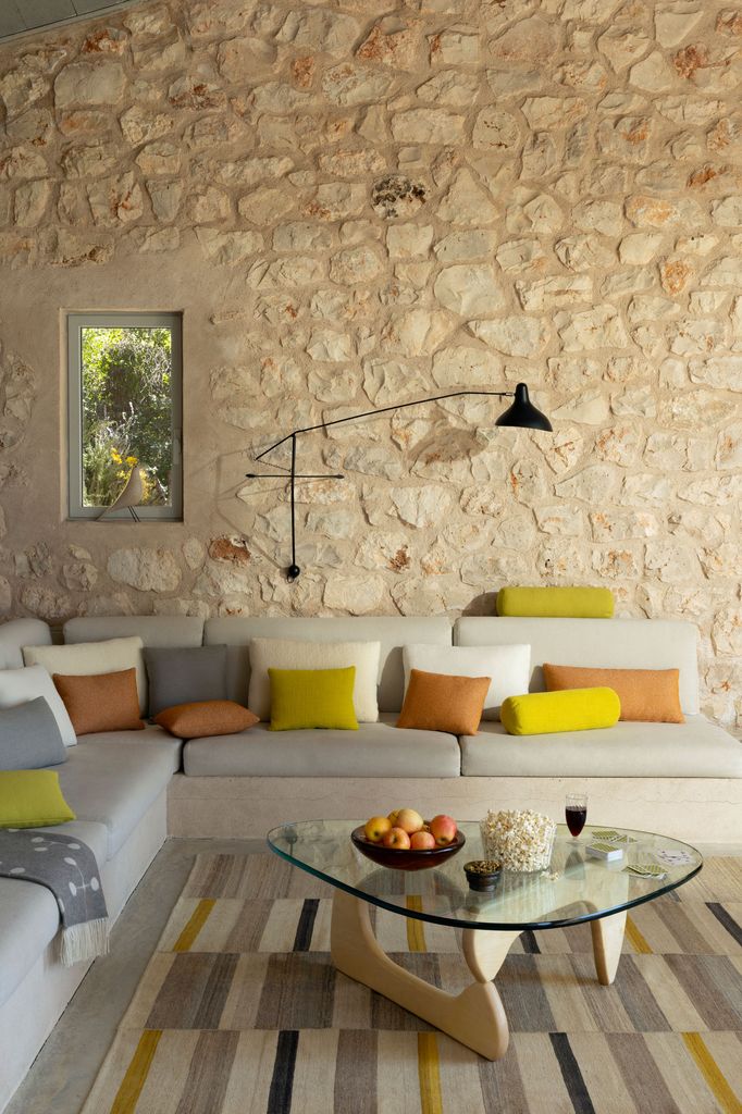 Salón con sofá en L y mesa de centro de diseño