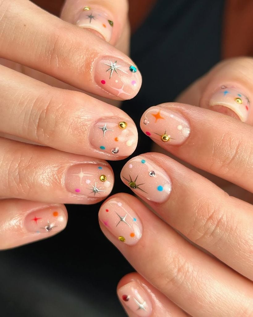 manicura con punto y estrellas de colores