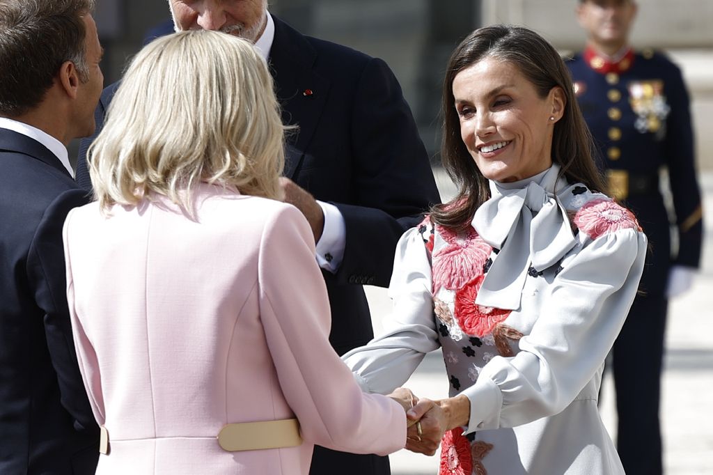 La complicidad de la reina Letizia y Brigitte Macron, primera dama de Francia, se ha convertido en la protagonista de su primer encuentro en el Palacio Real