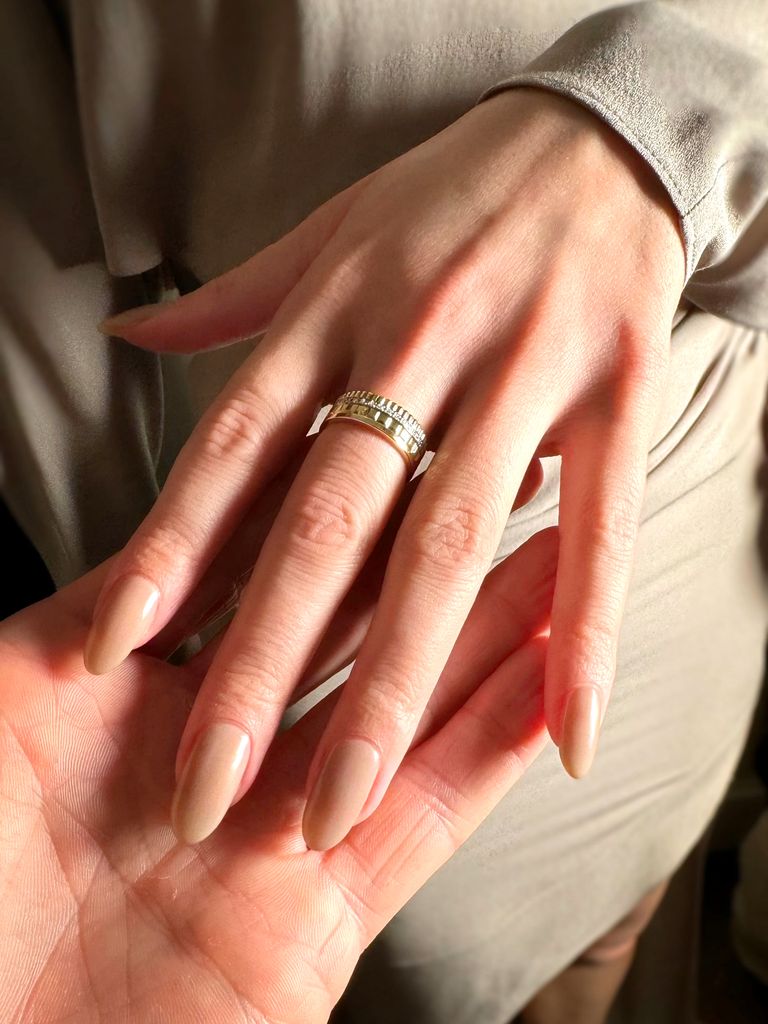 Hailee Steinfeld con manicura latte