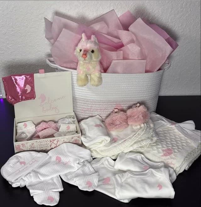 Entre los regalos que Shakira envió a Lele destacó una adorable lobita rosa de felpa.