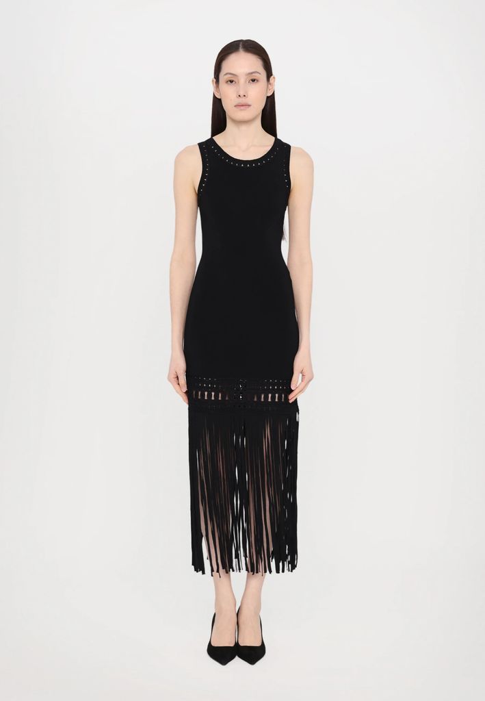 Vestido negro de punto con flecos.