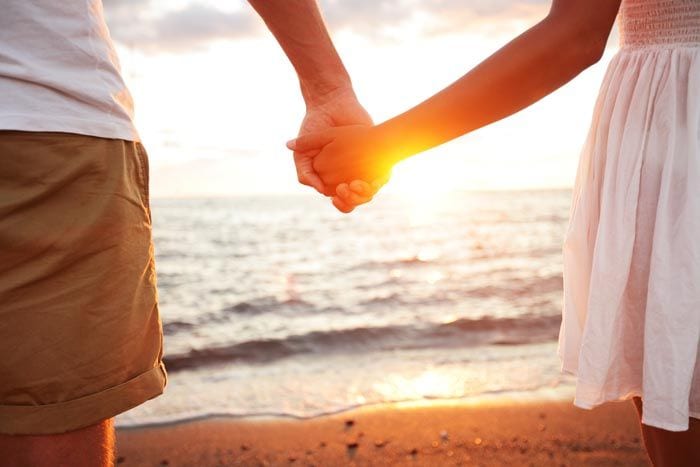 pareja paseando en la playa