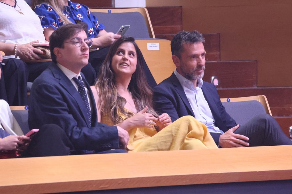 Irene Carbonero y José Luis Cabrera acompañan a Sara durante el reconocimiento a su trayectoria profesional

