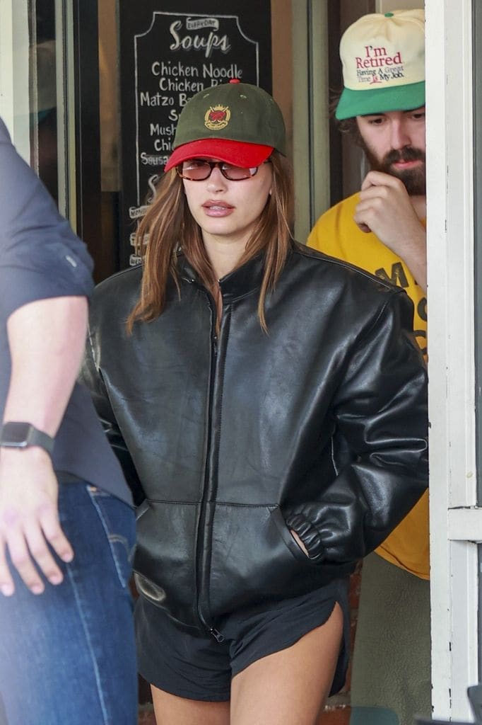 Hailey presume una pieza de la nueva marca de Justin en Bel Air, California.