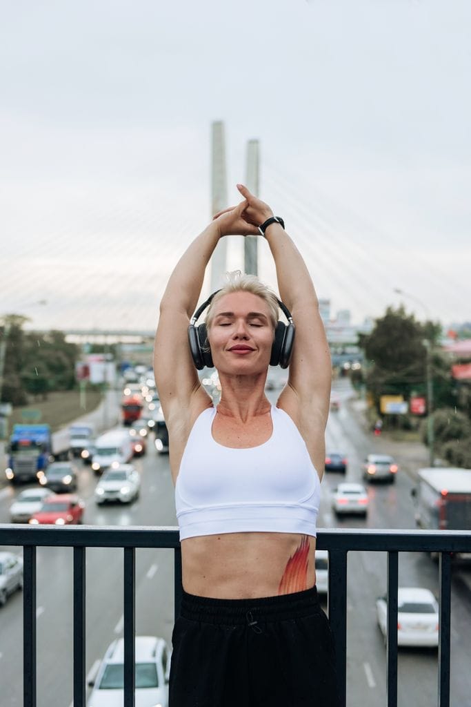 chica estirando cuerpo post ejercicio