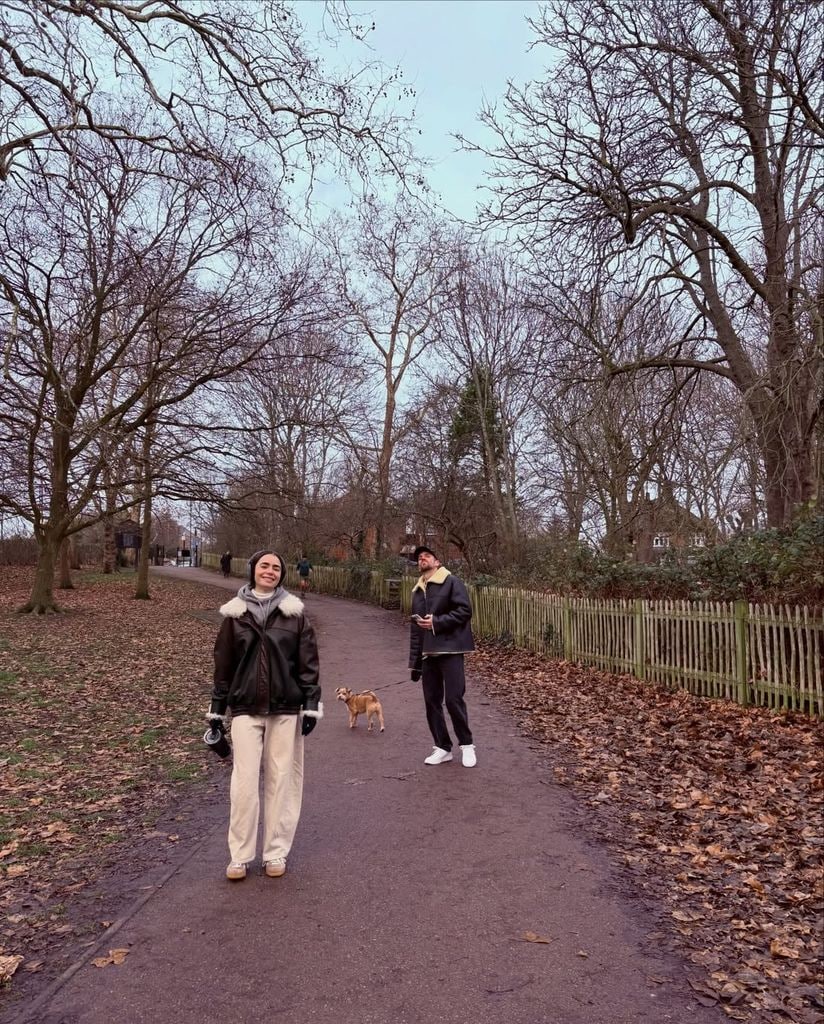 Llily Collns en un momento del paseo junto a su marido Charlie y su mascota Redford