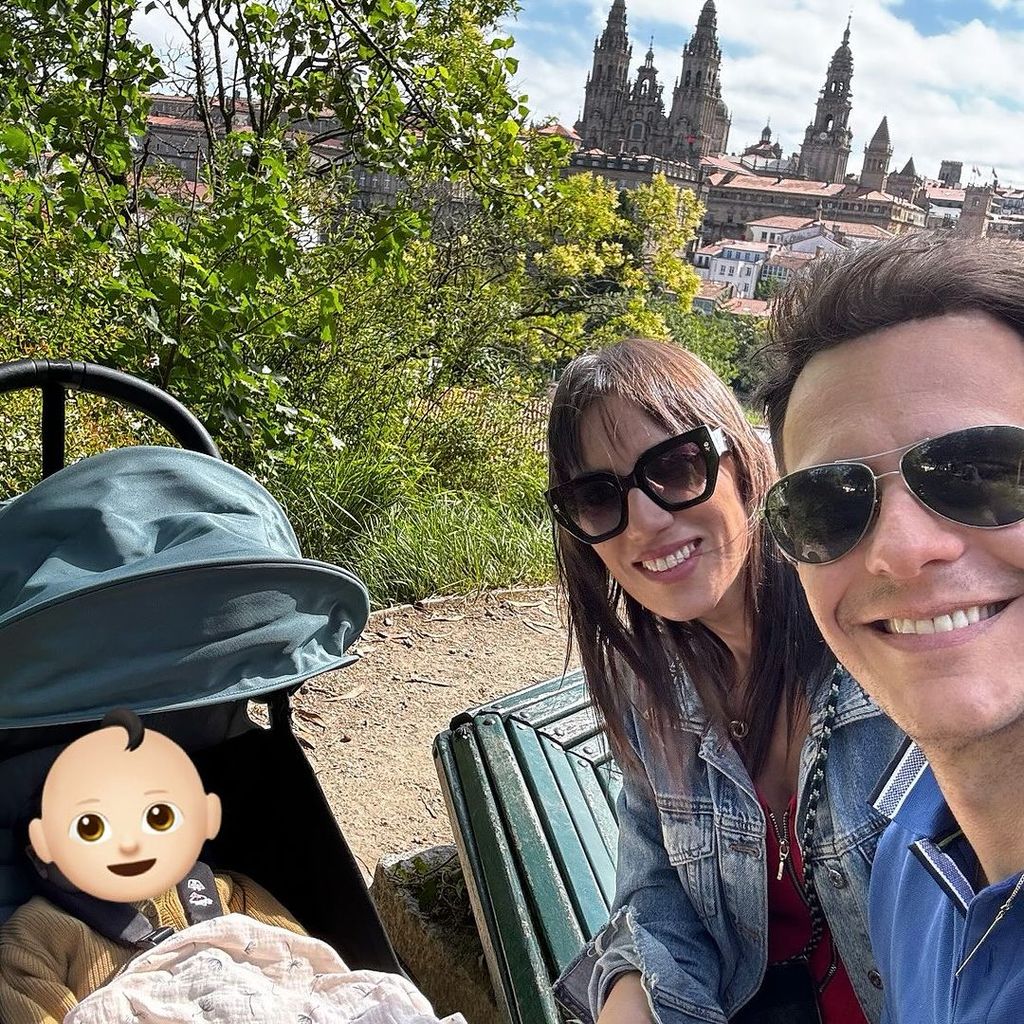 Patricia Pardo y Christian Gálvez con su hijo Luca en Santiago de Compostela, Galicia, julio de 2024