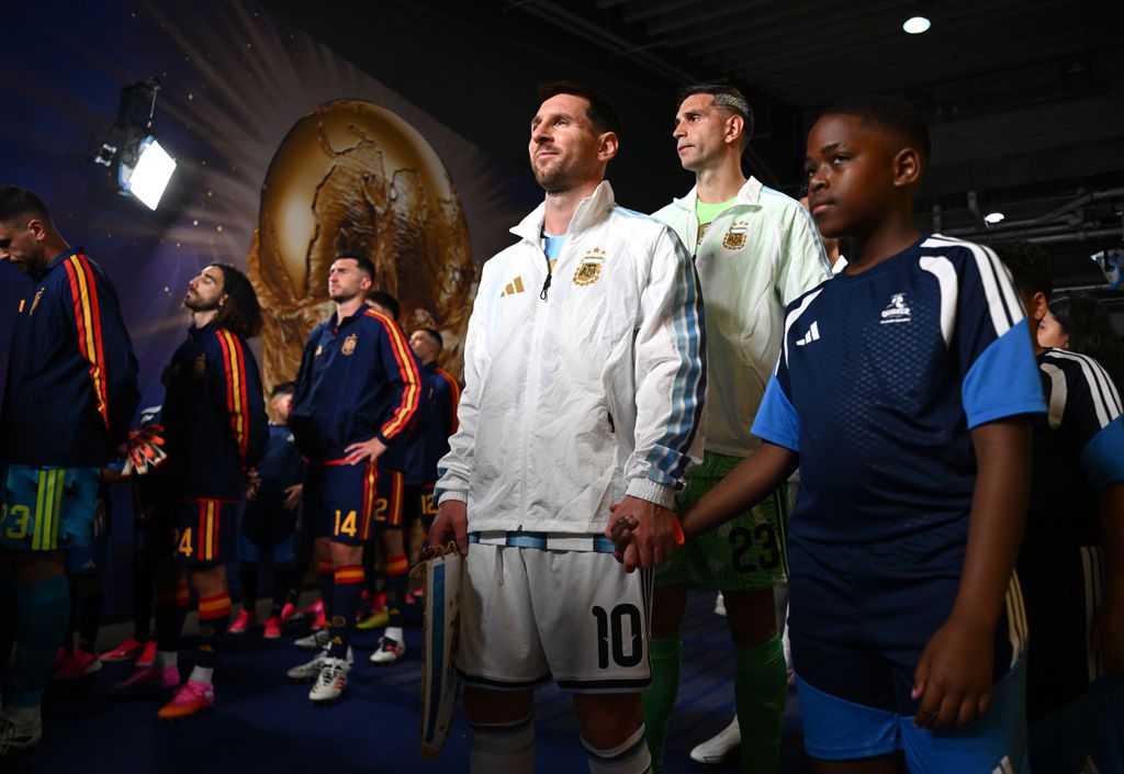 Lionel Messi, junto con sus compañeros, poco antes de salir a la cancha del Estadio Nueva York Nueva Jersey.