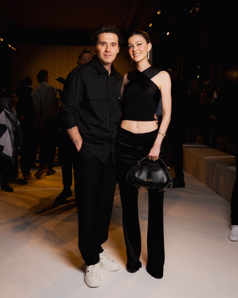 Brooklyn Beckham y Nicola Peltz en el desfile de Balmain P/V 2025