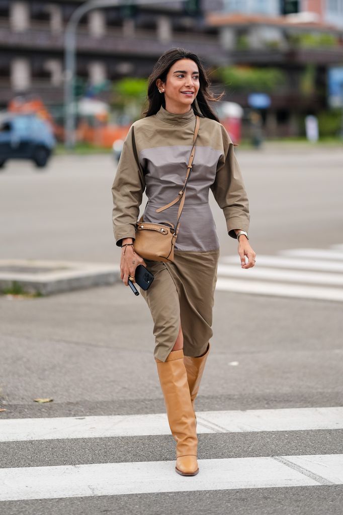 Look con vestido verde y accesorios cámel