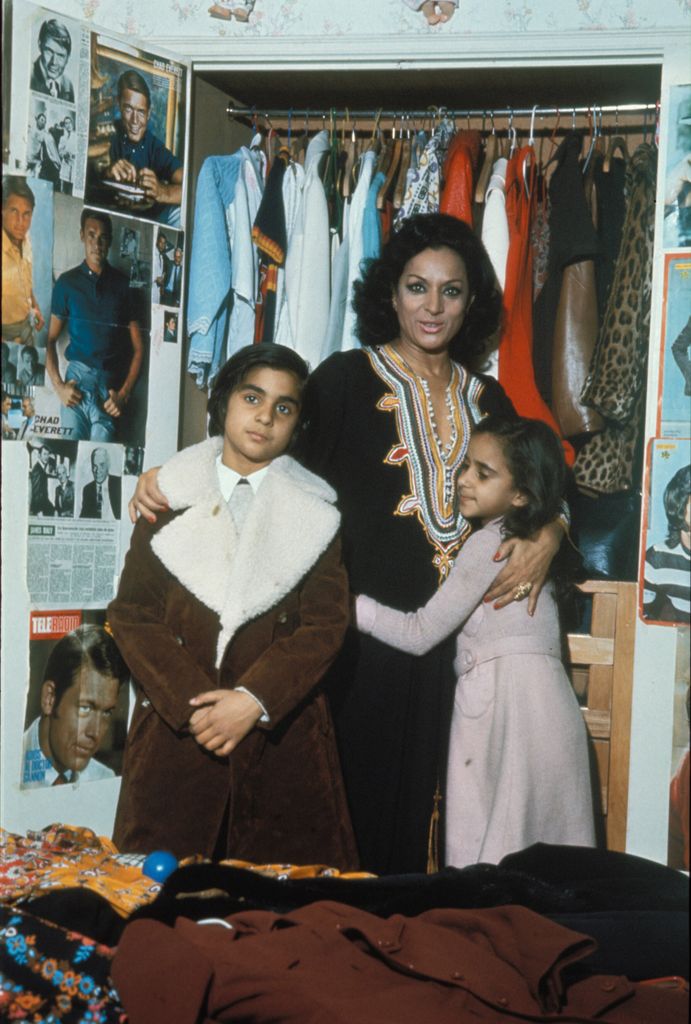 Lola Flores con sus hijos pequeños en una de las habitaciones del Lerele