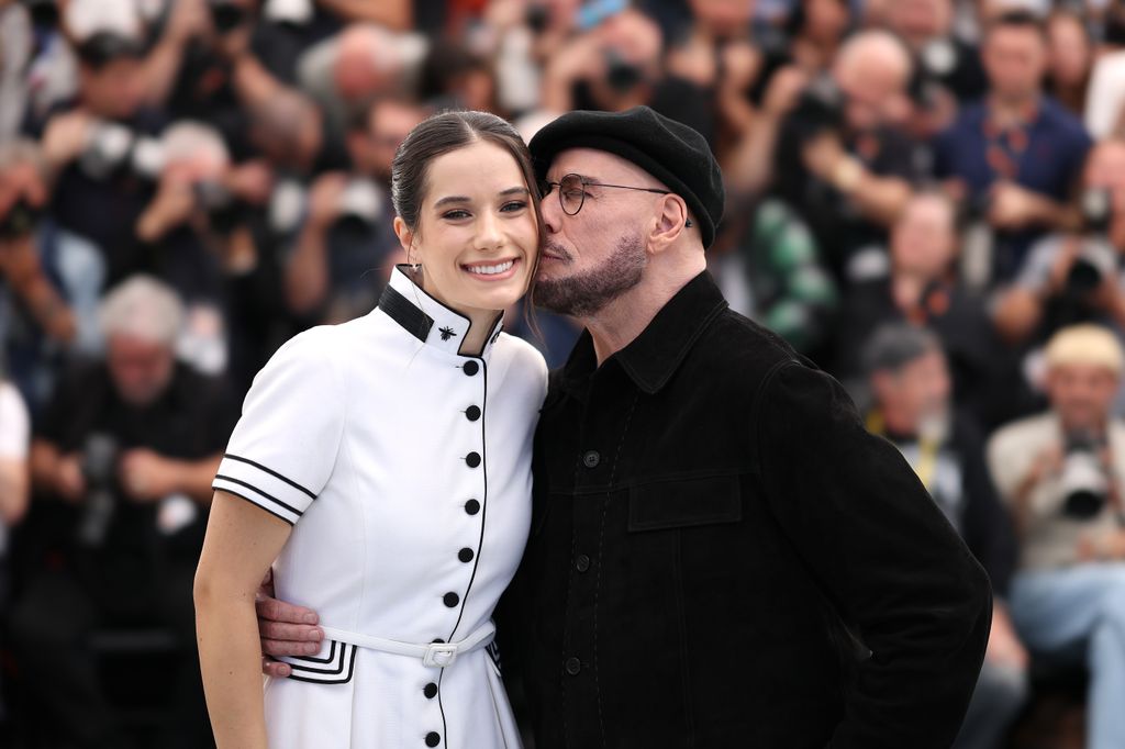 Ella Bleu Travolta y John Travolta posan en el photocall de "Propeller One-Way Night Coach"