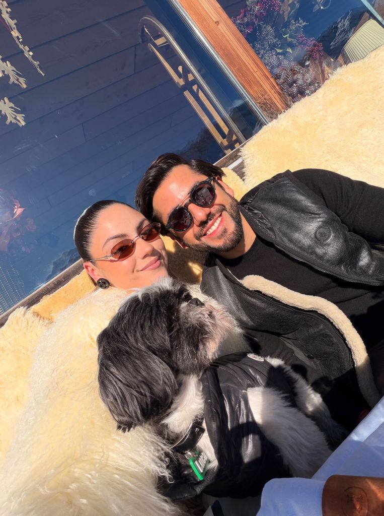 Yayis Villarreal junto a su esposo y su mascota Luca. 