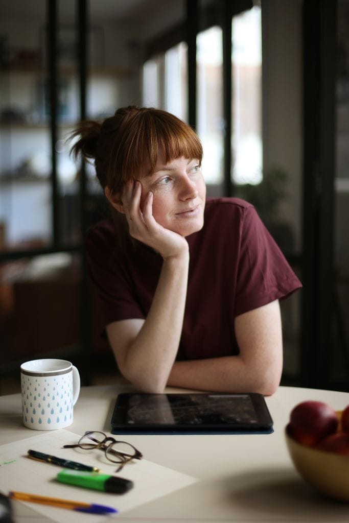 chica mirando ventana