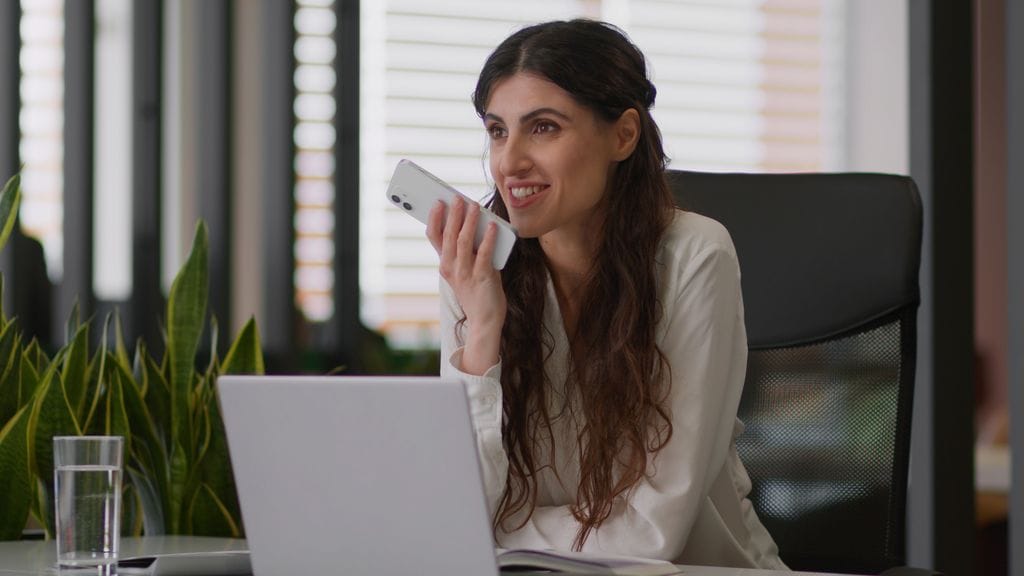 Muchos trabajadores desconocen que los SMS y mensajes RCS enviados desde móviles de empresa ya no son tan privados