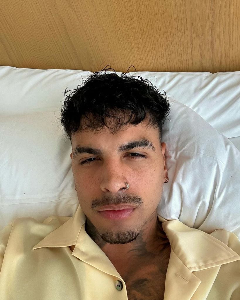 Selfie de Rauw Alejandro tumbado en una cama