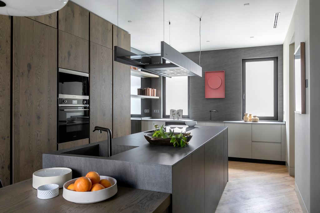 Cocina moderna con isla y mesa de 'office'