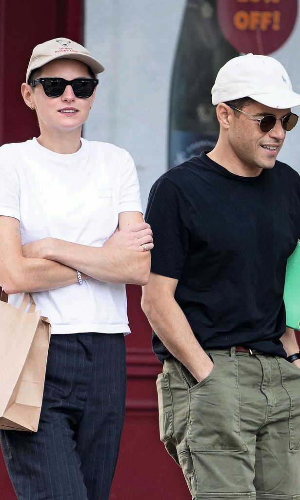 HO4134 Rami Malek y Emma Corrin
