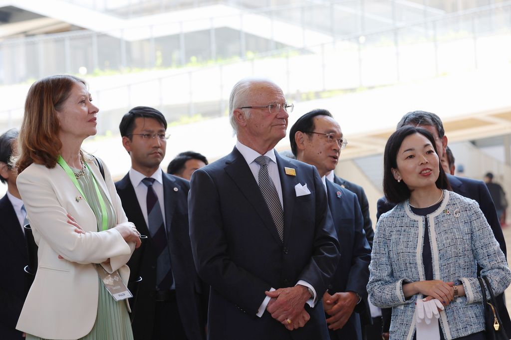 Akiko de Japón con el rey Carlos Gustavo de Suecia