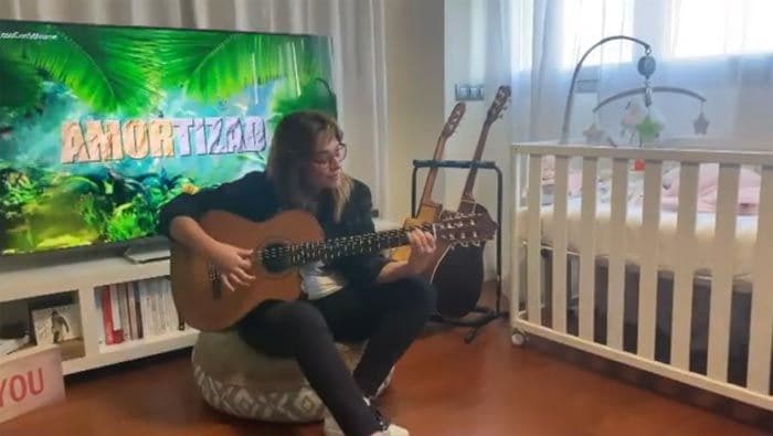 Toñi Moreno en casa con su hija Lola