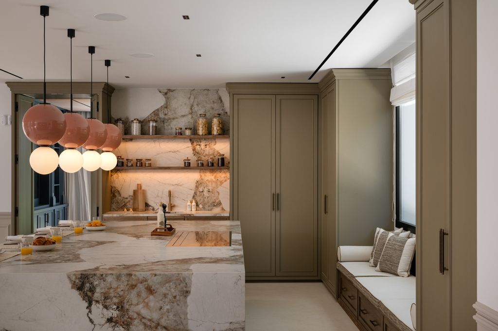 Cocina con muebles verdes y piedra natural