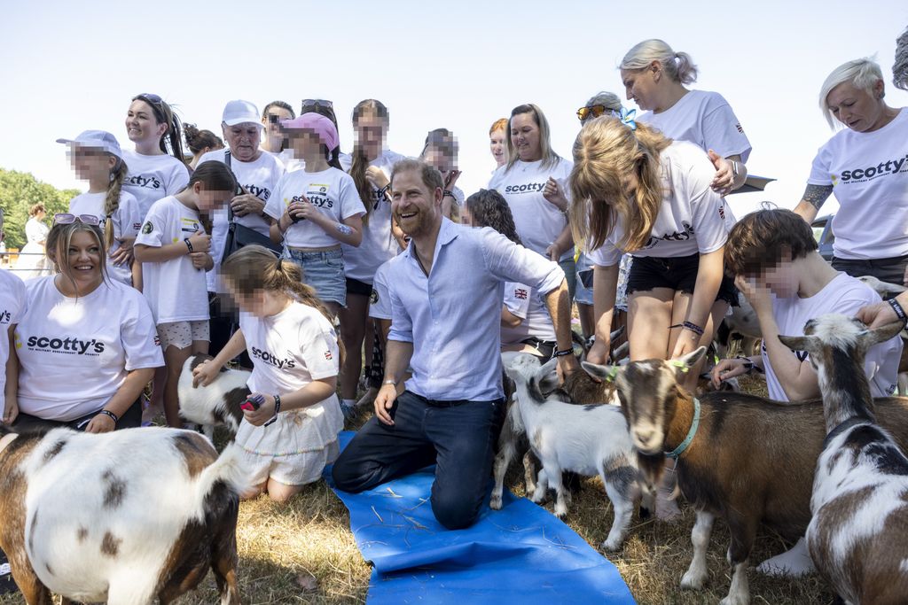 Tras la sesión de yoga, el príncipe Harry ha posado con algunos de los asistentes al festival