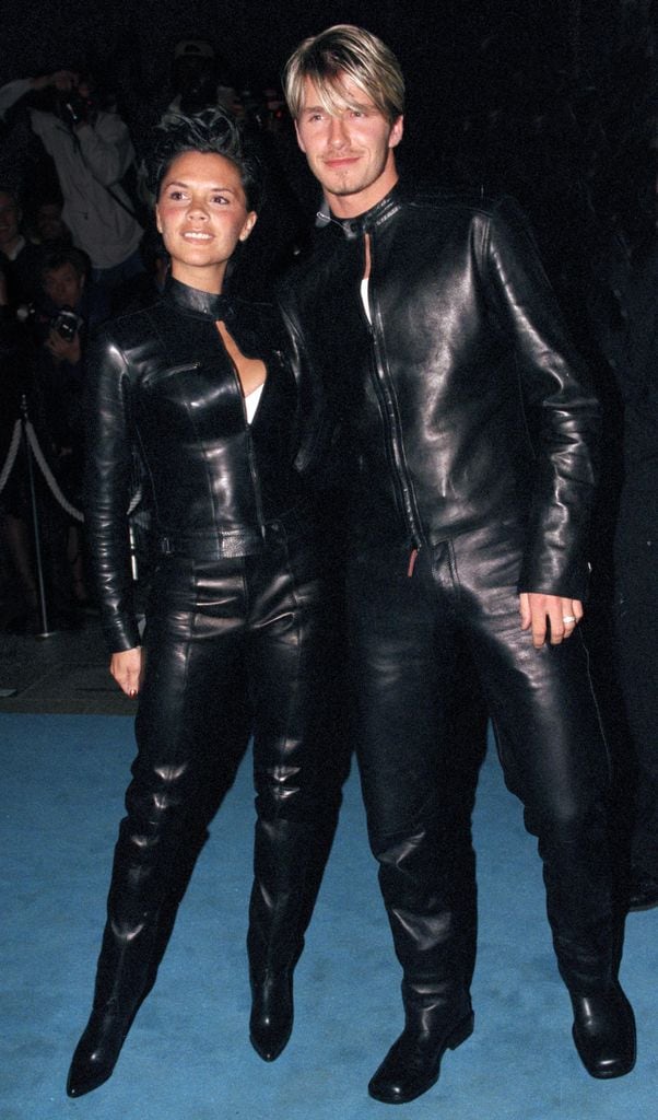 David y Victoria Beckham asisten a una fiesta de Versace en Londres en 1999