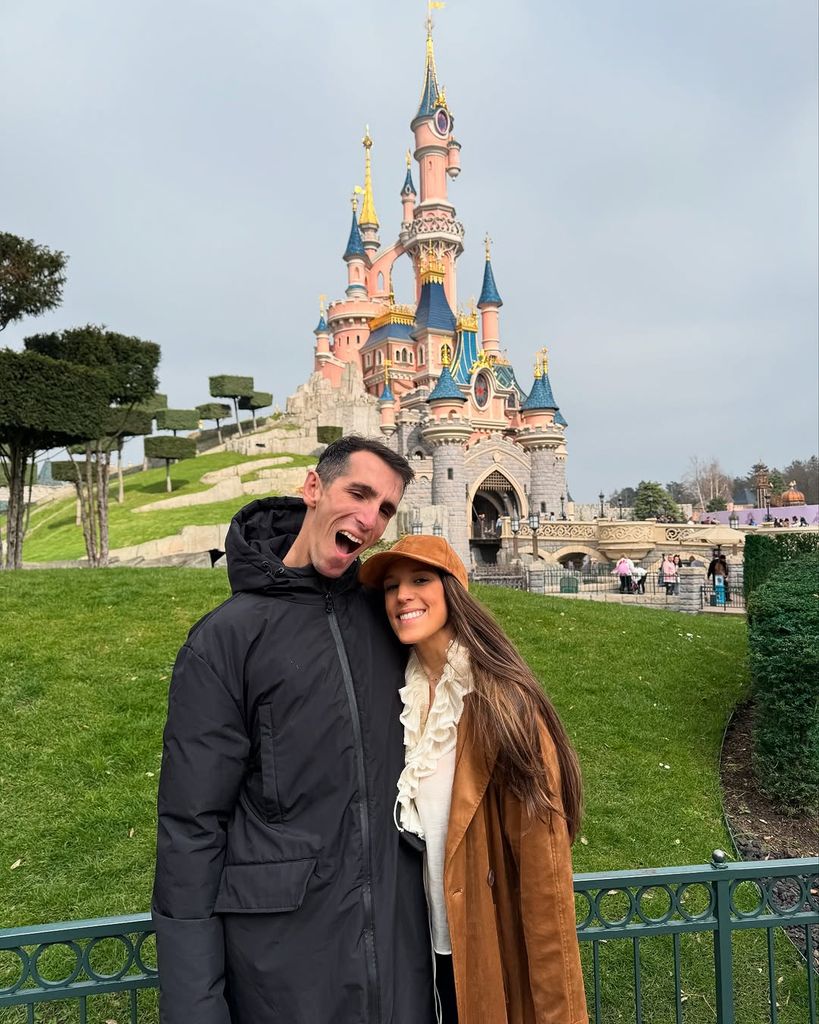 Álex Roca con su mujer, Mari Carmen Maza en un viaje a Disneyland París