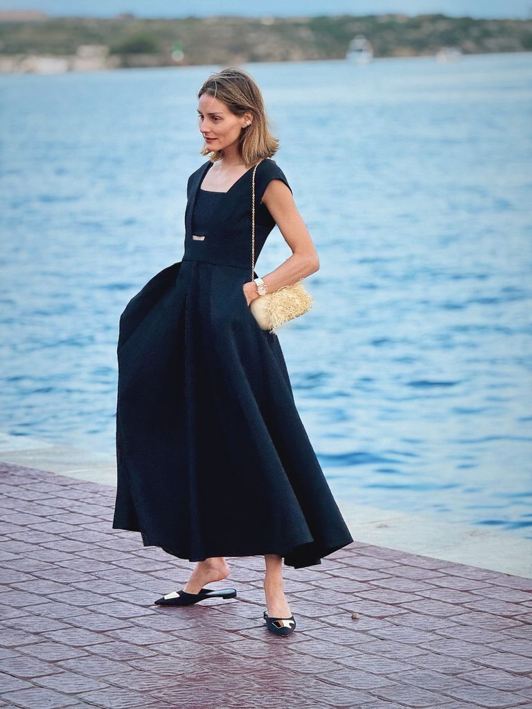 Olivia Palermo en Menorca con vestido negro