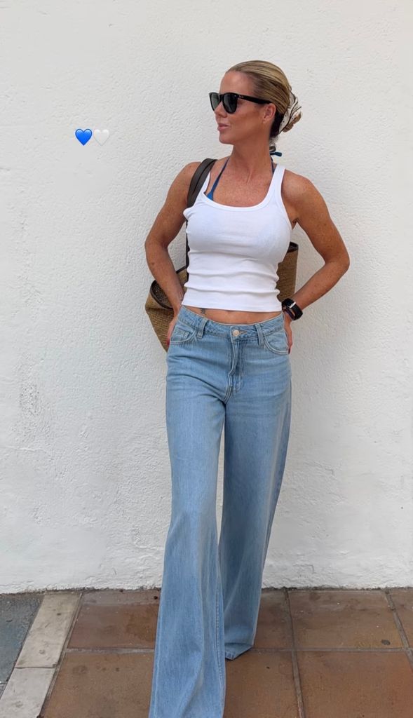 Amelia Bono de vacaciones en Estepona con un look de top blanco y vaqueros, agosto 2026.
