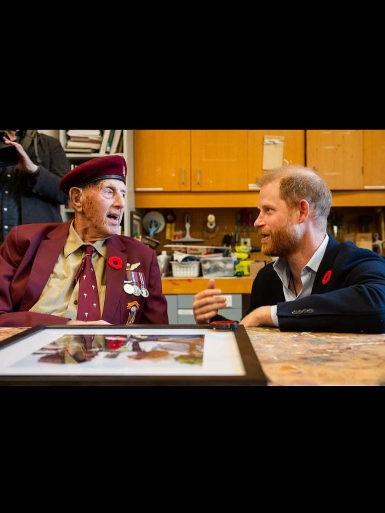 El príncipe Harry, junto a un veterano de guerra canadiense