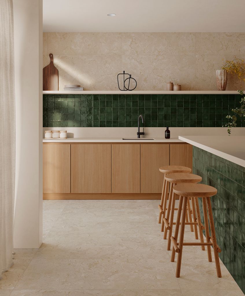 Cocina con muebles de madera y azulejos esmaltados de color verde
