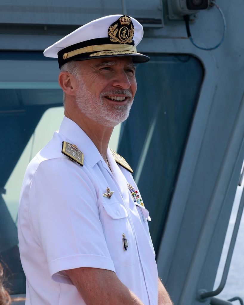 El Rey presidió la revista naval ayer en Vigo