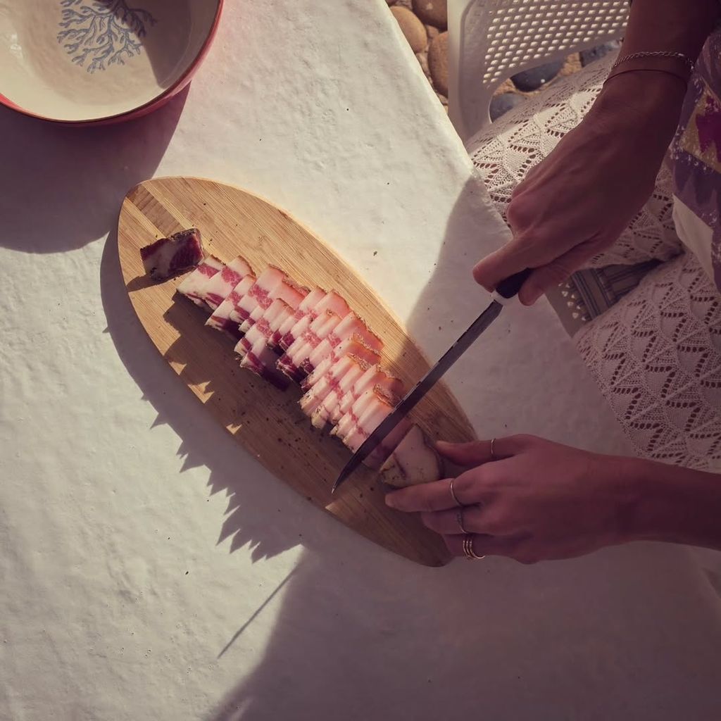 Isabel Jiménez demostrando sus habilidades en la cocina