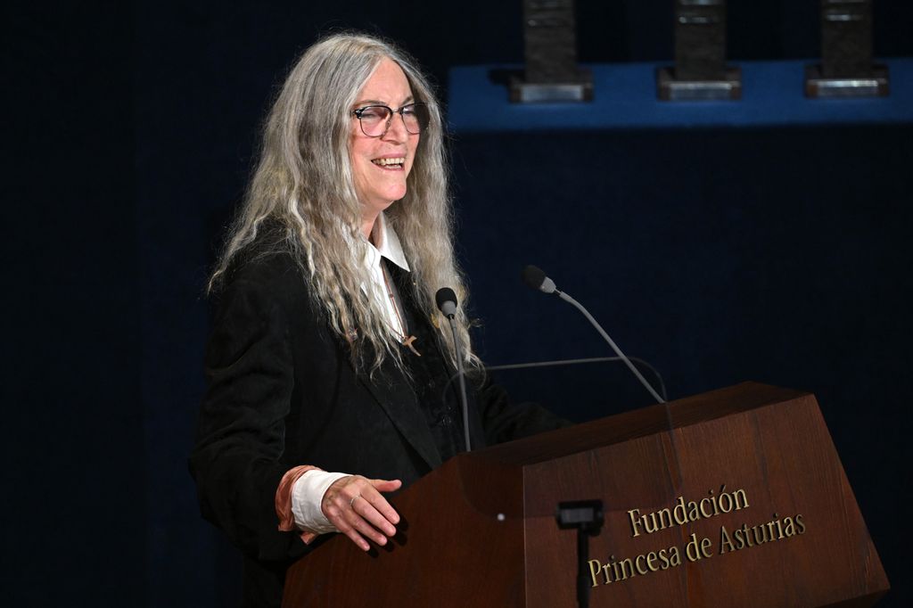 Patti Smith habla sobre el escenario durante la ceremonia de entrega de los Premios Princesa de Asturias 2026
