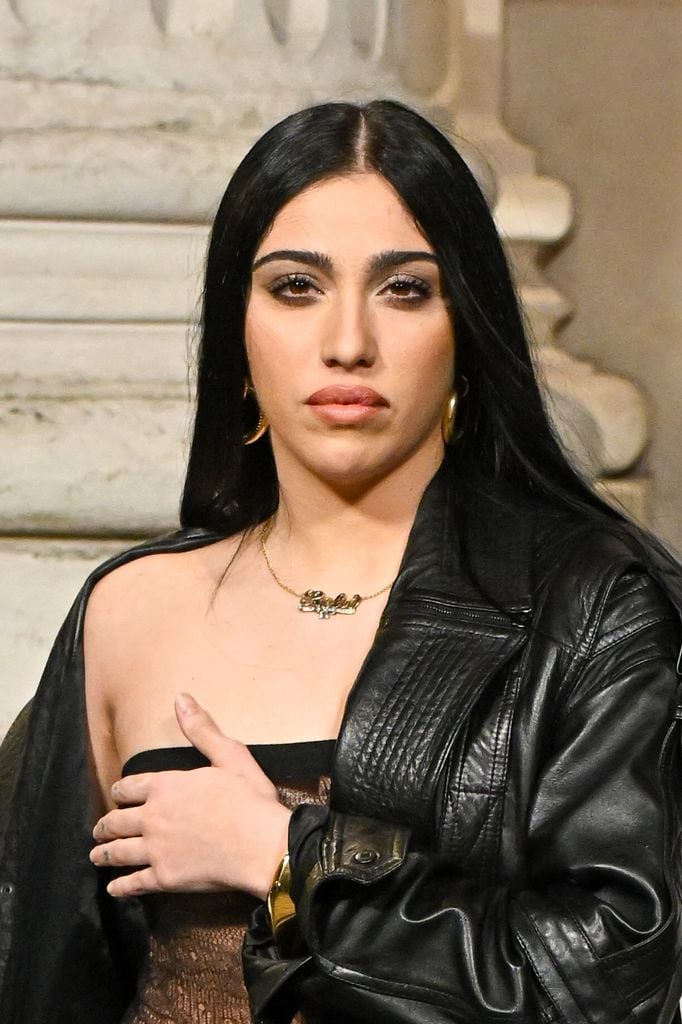 Lourdes complementó su atrevido atuendo con un maquillaje ahumado