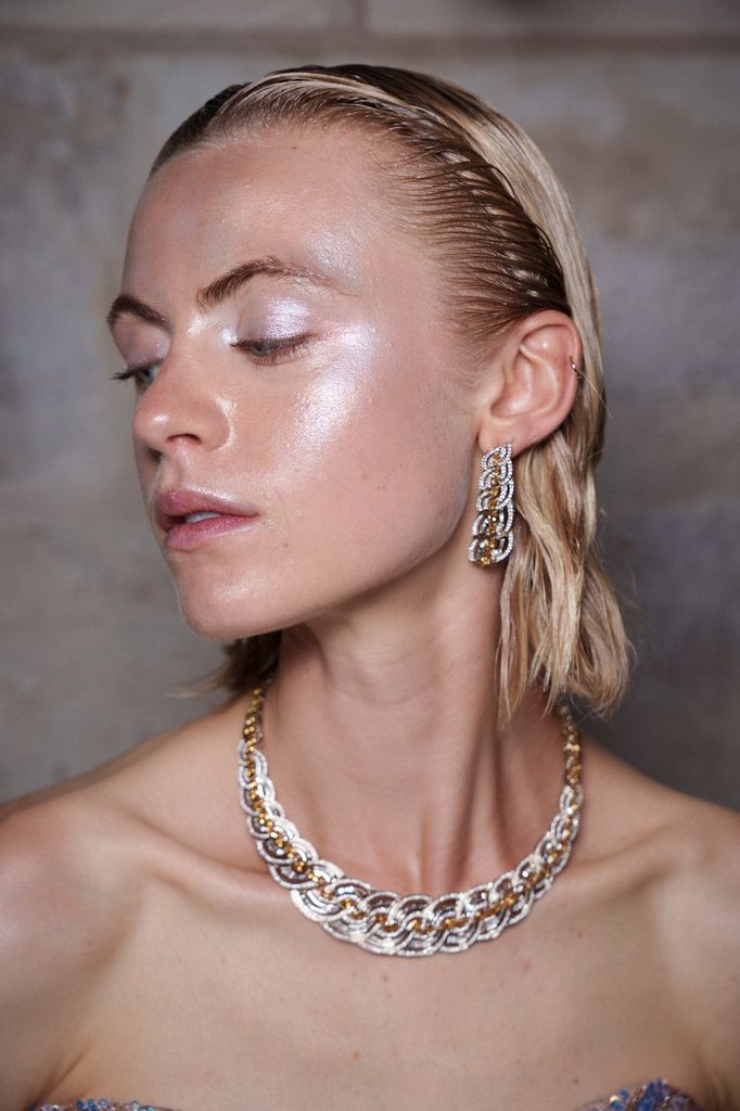 Modelo en el backstage de Rahul Mishra con la piel luminosa