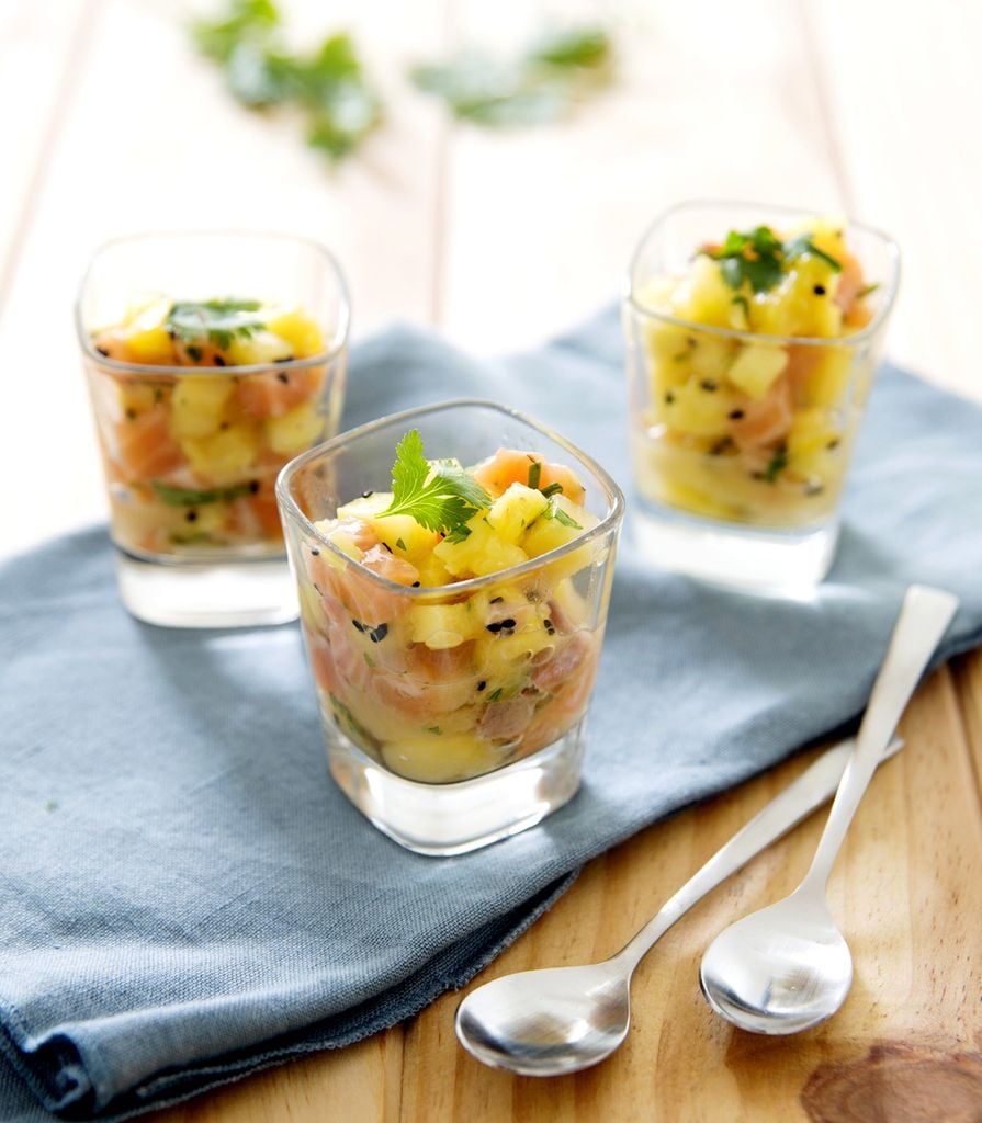 Vasitos de salmón y piña.