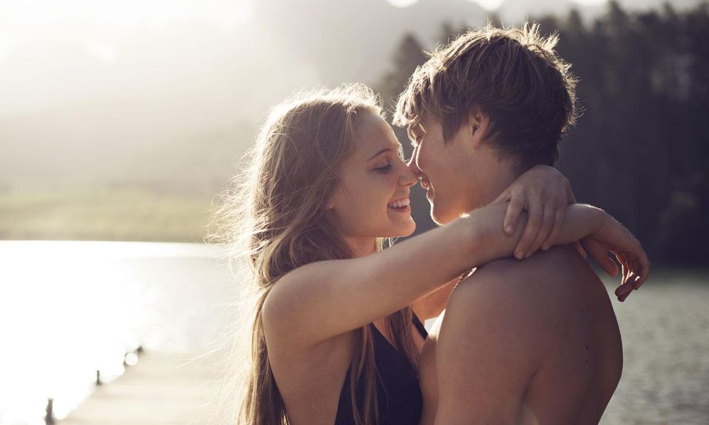Adolescentes abrazados
