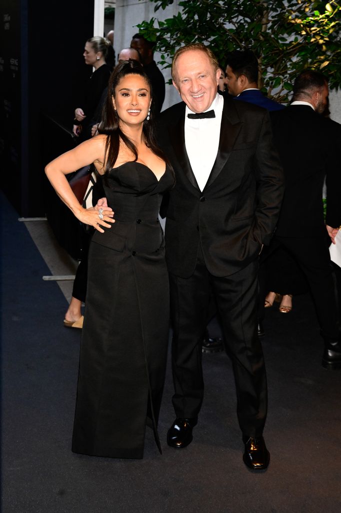 Salma llevó un espectacular vestido negro firmado por Balenciaga.